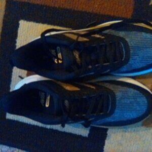 Nwot Avia women's black gold tennis shoes size 7
